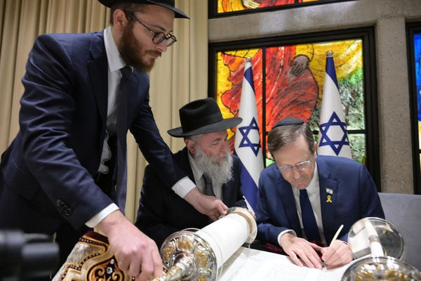 Chief Rabbis & President of Israel Contribute their Letters to the Kiev Sefer Torah